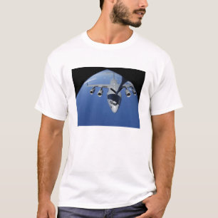 T-shirt Un C-17 Globemaster III reçoit du carburant 2