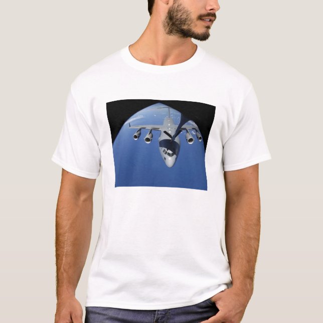 T-shirt Un C-17 Globemaster III reçoit du carburant 2 (Devant)