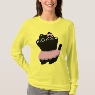T-shirt "Un chat noir prend vie dans une jupe de danse."