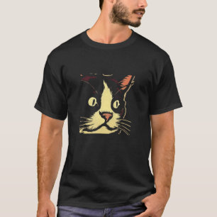 T-shirt Un chat prenant intérêt avec un regard de côté