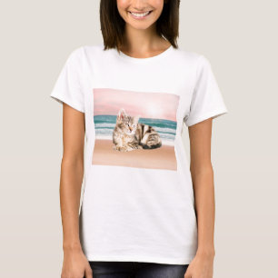 T-shirt Un chat rayé plus mignon assis sur la plage au cou