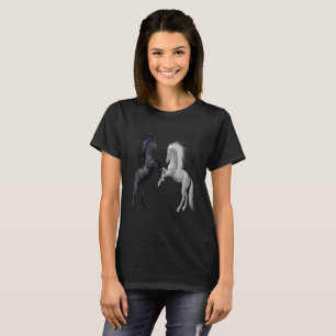 T-shirt Un cheval noir et blanc qui se bat
