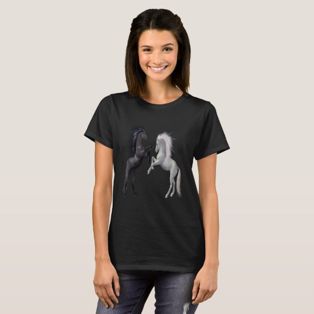T-shirt Un cheval noir et blanc qui se bat (Devant entier)