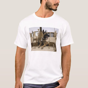 T-shirt Un chien d'utilité militaire se repose sur un M2A