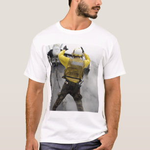 T-shirt Un directeur d'aéronef signale un F/A-18C Hornet