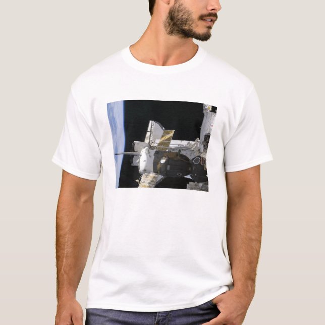 T-shirt Un engin spatial Soyouz ancré (Devant)