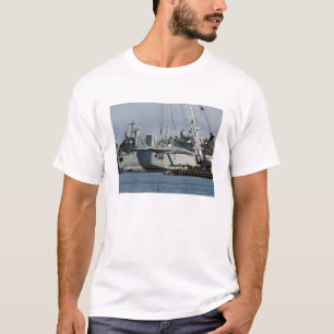 T-shirt Un F-15 Eagle obtient un ascenseur d'une grue de