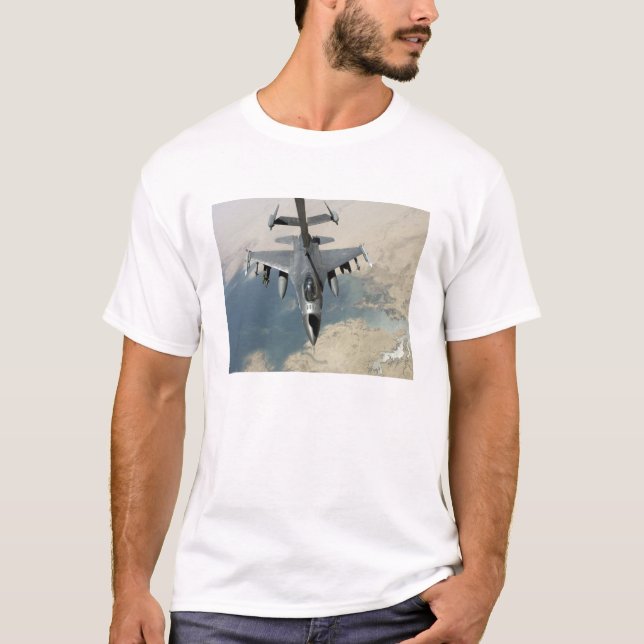 T-shirt Un F-16 Faucon combattant ravitaille (Devant)