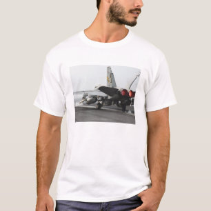T-shirt Un F/A-18C Hornet démarre depuis le poste de pilot