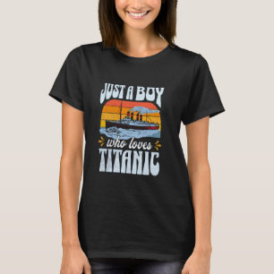 T-shirt Un garçon qui aime le paquebot de croisière RMS Ti