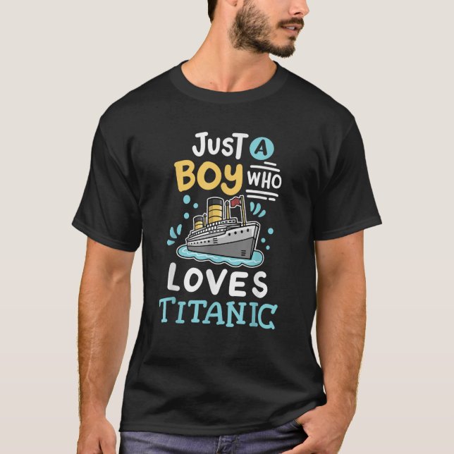 T-shirt Un Garçon Qui Aime Le RMS Titanic Funny Cruise Shi (Devant)