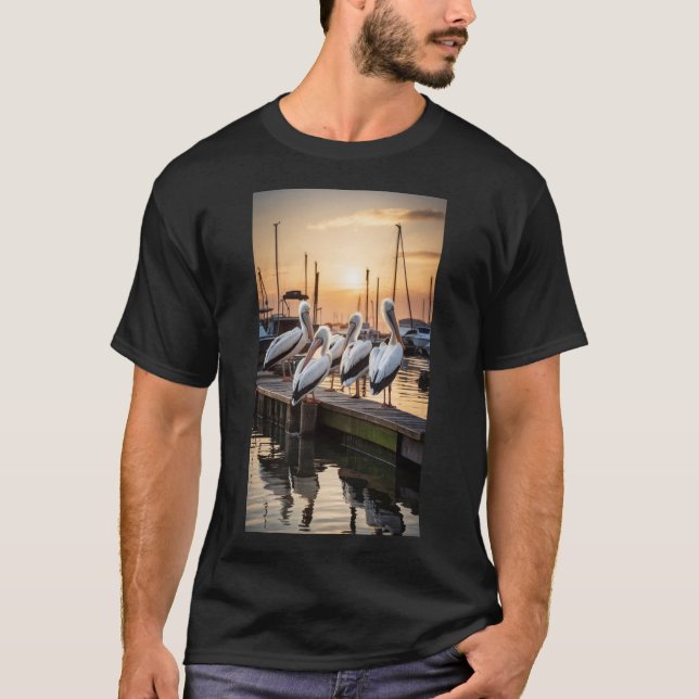 T-shirt Un groupe de pélicans se reposant sur une jetée pr (Devant)