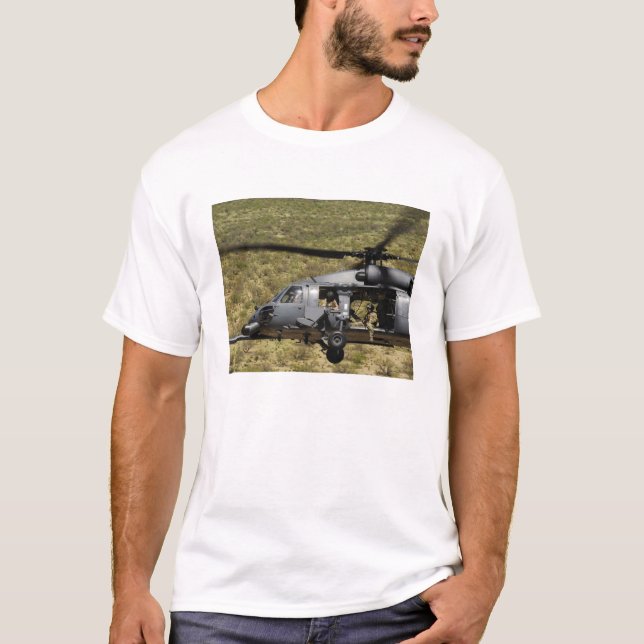 T-shirt Un HH-60 Pave Hawk survole le désert (Devant)