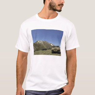 T-shirt Un Humvee est garé sur le site de retransmission