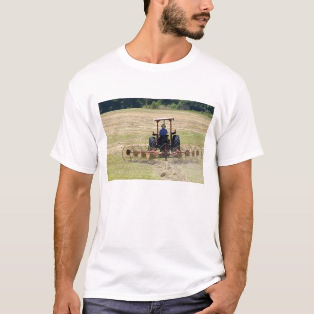 T-shirt Un jeune garçon conduisant une moisson de tracteur (Devant)