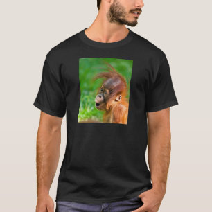 T-shirt Un joli bébé orangoutan se jette dans l'émerveille