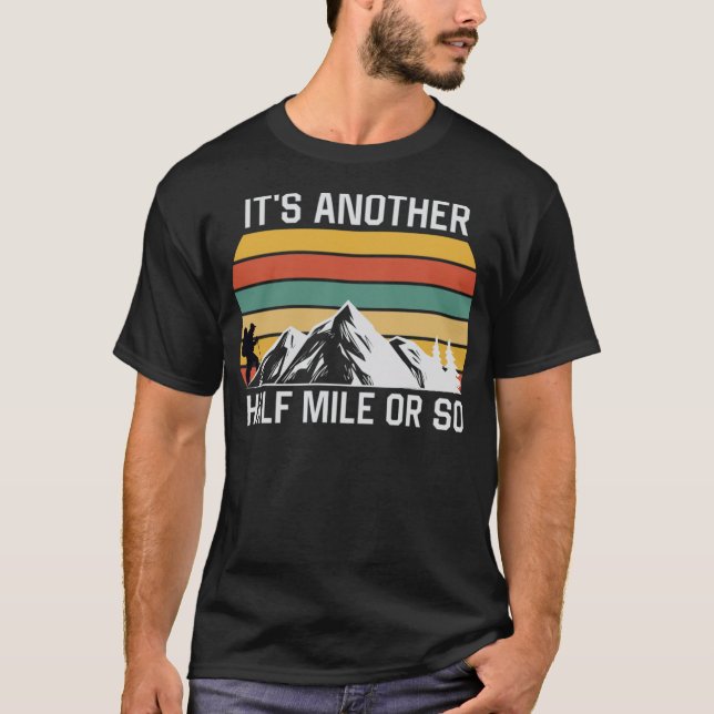 T-shirt Un kilomètre seulement de randonnée ou d'équipe (Devant)
