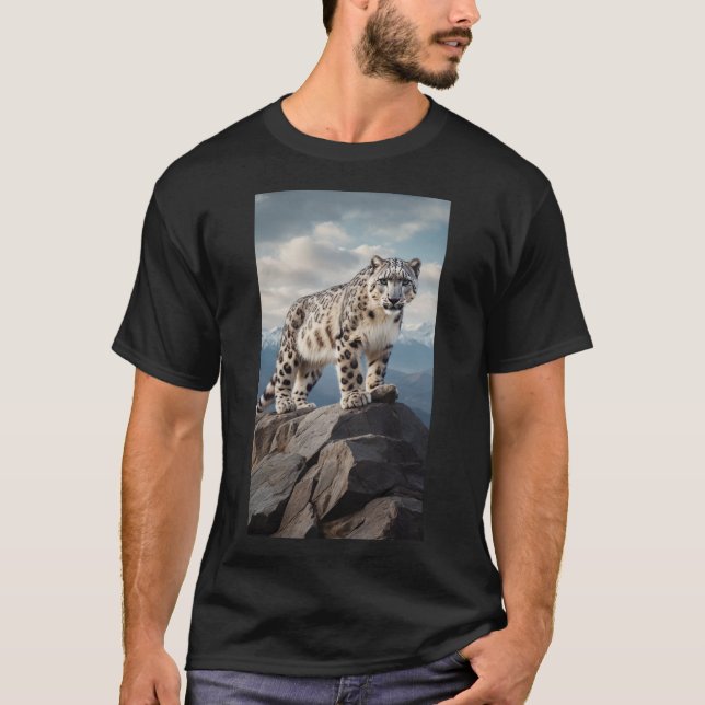 T-shirt Un majestueux léopard des neiges debout sur une fa (Devant)