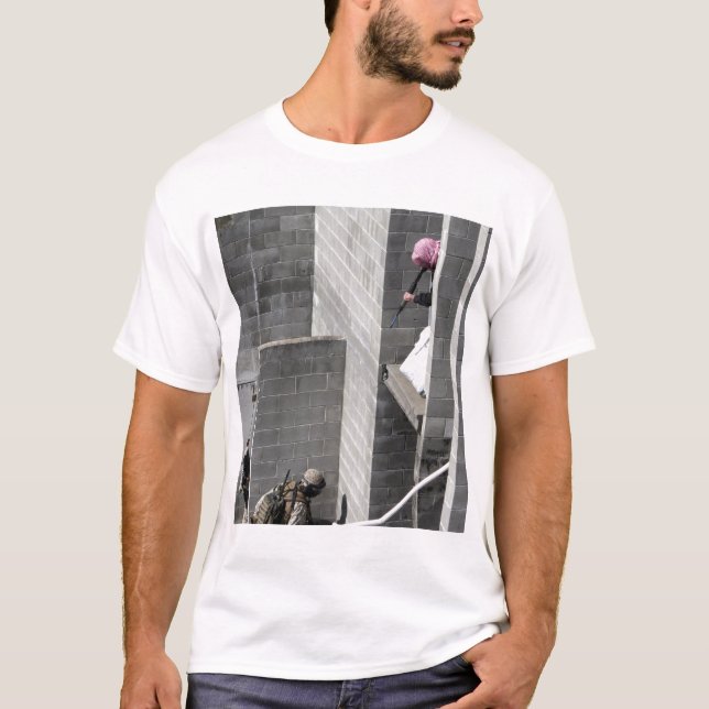 T-shirt Un marin et un agresseur ennemi qui joue des rôles (Devant)