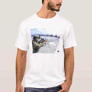 T-shirt Un Marine américain réglant son arme