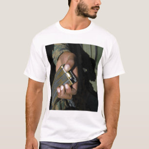 T-shirt Un Marine charge des balles blanches