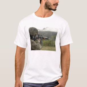 T-shirt Un Marine effectue des exercices