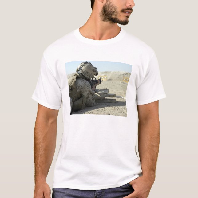 T-shirt Un Marine lance un fusil de service M16A2 (Devant)