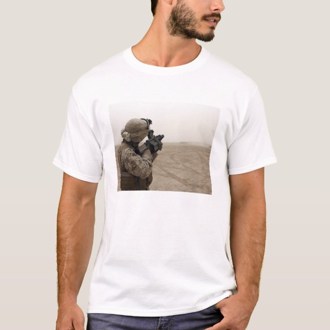 T-shirt Un Marine tire le M-32 (Devant)