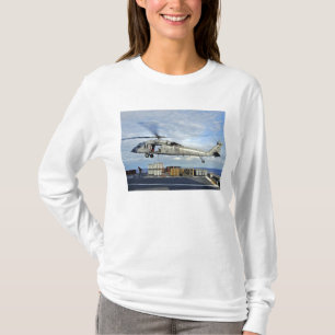 T-shirt Un MH-60S Seahawk prépare pour livrer l'ammunitio