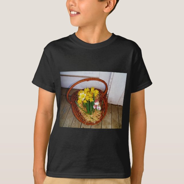 T-shirt Un panier de jonquilles jaunes et d'oeufs de Pâque (Devant)