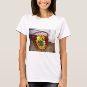 T-shirt Un panier de jonquilles jaunes et d'oeufs de Pâque