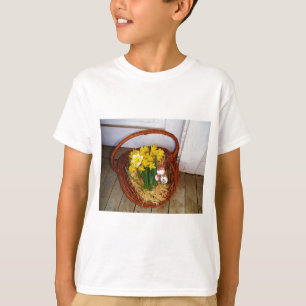 T-shirt Un panier de jonquilles jaunes et d'oeufs de Pâque