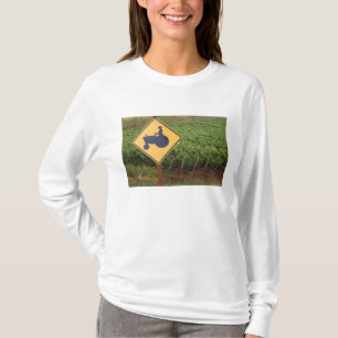 T-shirt Un panneau de passage de tracteur jaune dans le vi