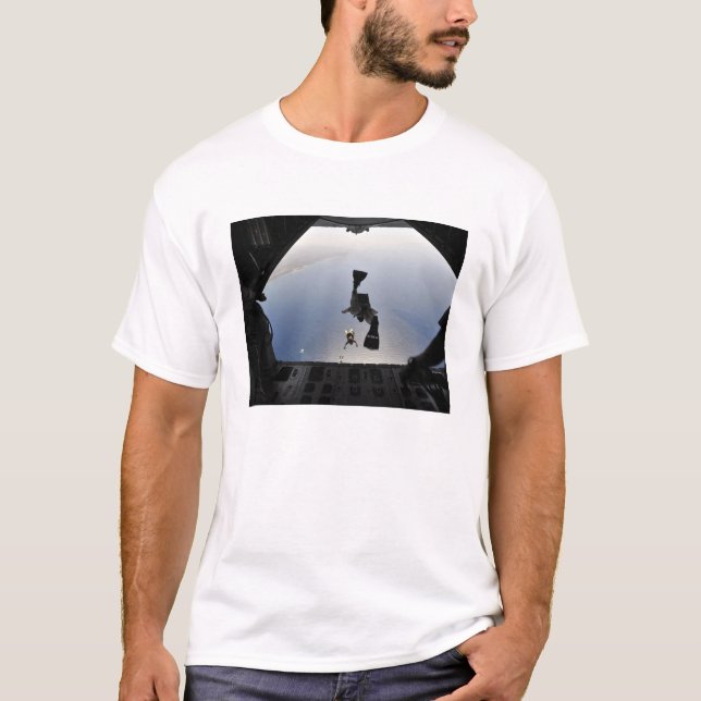 T-shirt Un parachutiste de l'armée de l'air américaine sau (Devant)