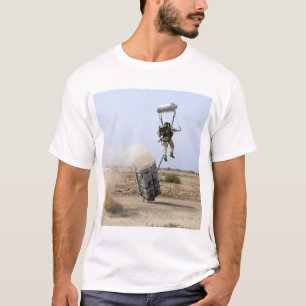 T-shirt Un pararescueman descend dans la zone