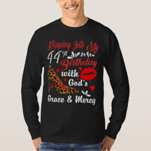 T-shirt Un pas dans mon 44e anniversaire avec la grâce de