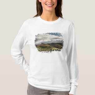 T-shirt Un paysage avec Rolling Hills et nuages aériens