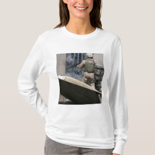 T-shirt Un policier militaire emploie une violation en