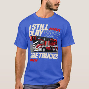 T-shirt Un pompier joue encore avec des camions de pompier
