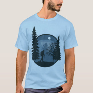 T-shirt un randonneur traversant une forêt nocturne
