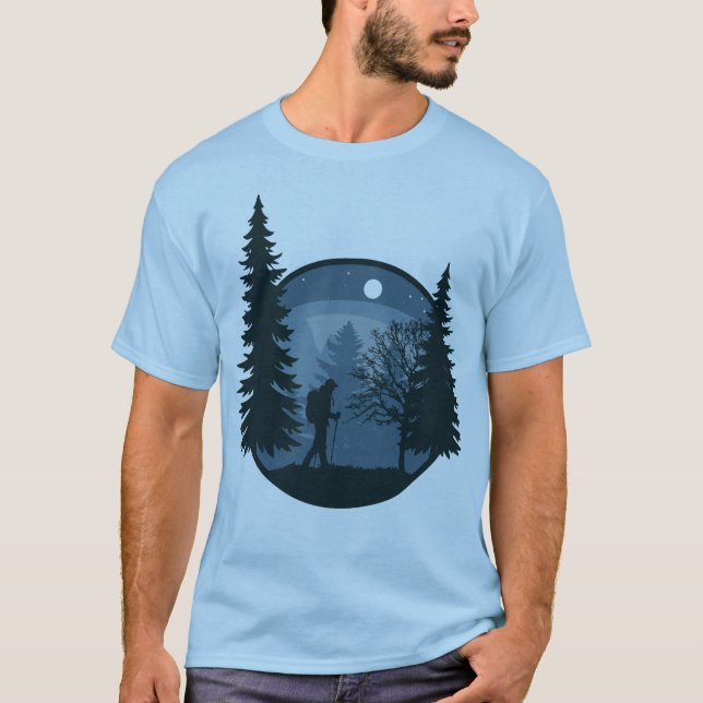 T-shirt un randonneur traversant une forêt nocturne (Devant)