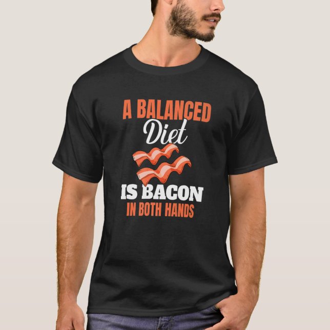 T-shirt Un Régime Équilibré Est Bacon Dans Les Deux Mains  (Devant)
