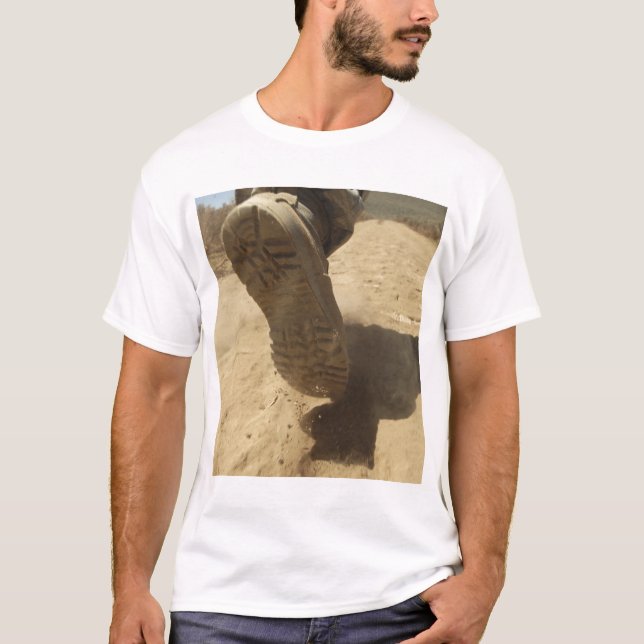 T-shirt Un soldat américain marche le long d'un chemin de  (Devant)