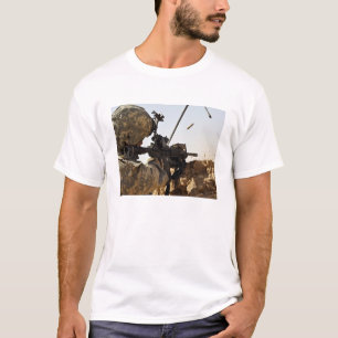 T-shirt un soldat engage des forces ennemies