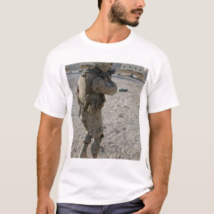 T-shirt Un soldat lance sa cible sur un coup de feu