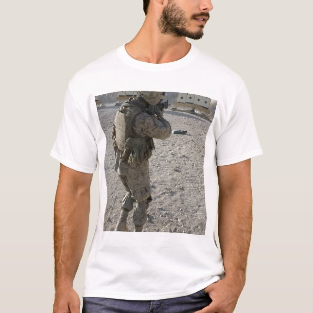 T-shirt Un soldat lance sa cible sur un coup de feu (Devant)