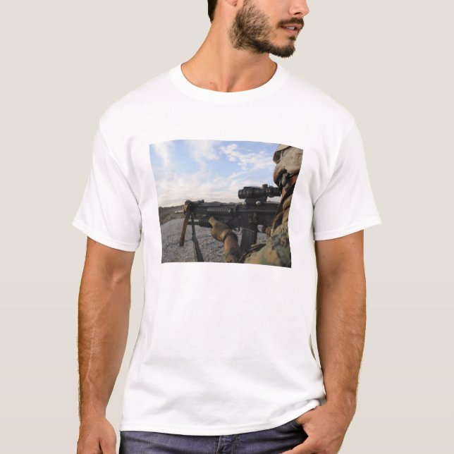 T-shirt Un soldat se fixe pour tirer sur une cible (Devant)