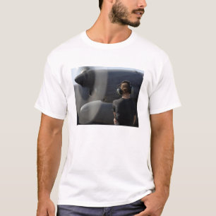 T-shirt Un soldat surveille la performance