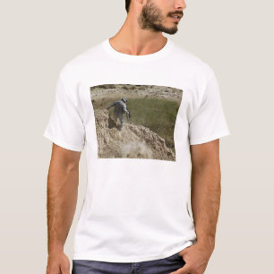 T-shirt Un spécialiste descend