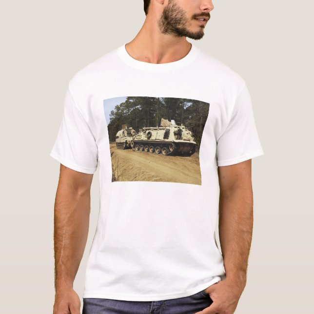 T-shirt Un véhicule de récupération M-88 commence à remorq (Devant)